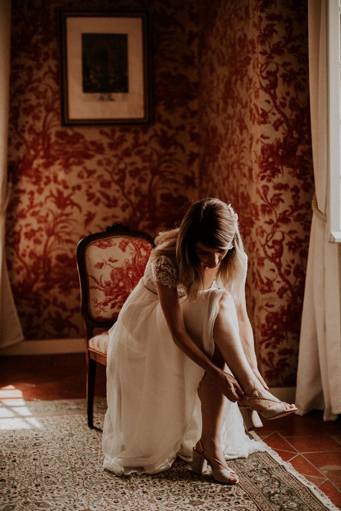 The bride gets ready in the Toile de Jouy suite