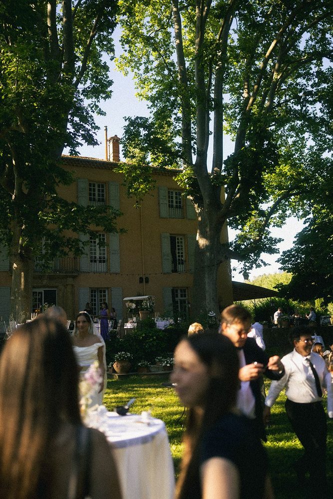Guests beneath the great plane trees