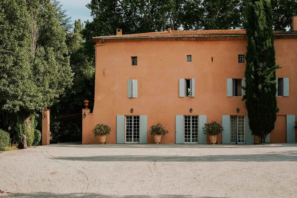 The gravel courtyard before the façade