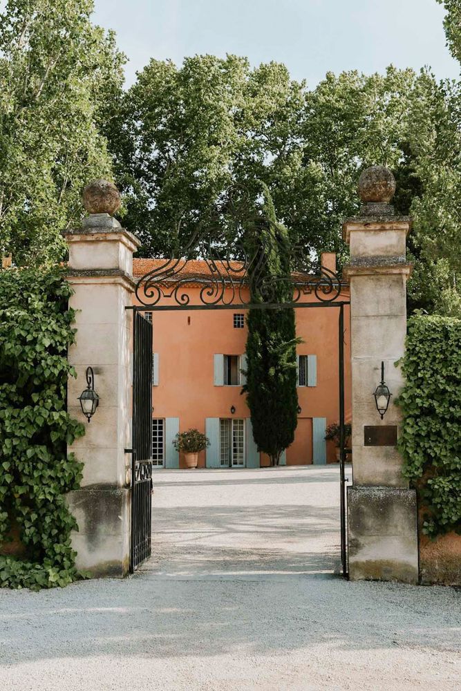 The gate open onto the drive and the façade